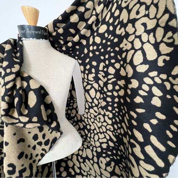 Women Tan & Black Leopard Animal Print Round Vest Reversible Soft Poncho Sz OS - Picture 7 of 14